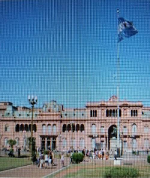 Identify the place shown in the picture.som minA.El CapitolioB.La Casa RosadaC. el Teatro NacionalD.