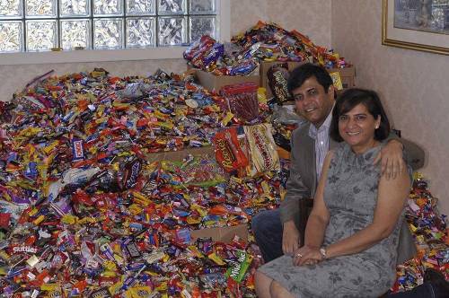 GUYS LOOK WHAT I FOUND ONLINE OF RANDOM PEOPLE WITH CANDY