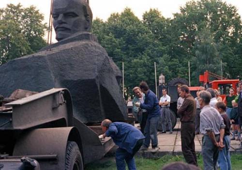 Why would citizens in the newly independent country of Latvia remove this statue of former Soviet l