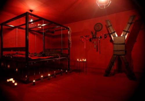 WHO WANTS MY KINK BEDROOM??
SELLING IT FOR $6M