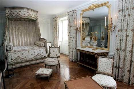 La chambre du Roi Louis XIV est jolie et le guide est intéressant.

Choose the answer which correc