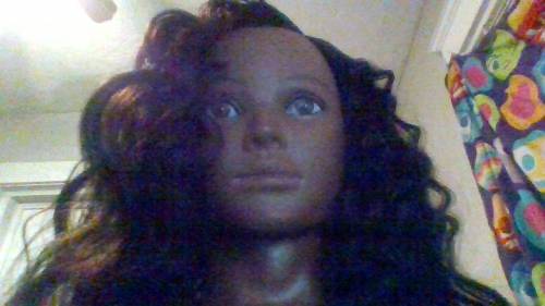 hey guys this im my mannequin doll thing and i love to do hair so i practice on her head can you ra