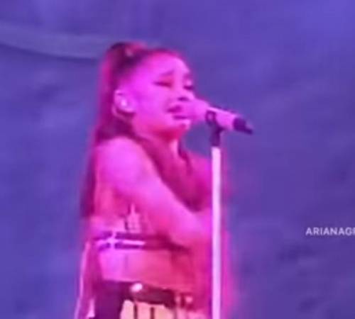 Sad Ariana Grande Facts/Moments pt.2

Ariana preformed in Pittsburg, Mac millers hometown. Not onl