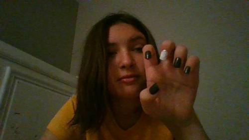 Im so ugly do u like my nails?