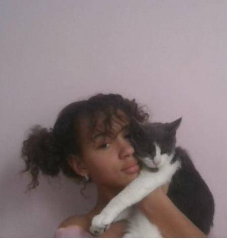 Sooooo my pets nowwww:):):) iont got pic of my little cat without me so ignore my face lmaaooo