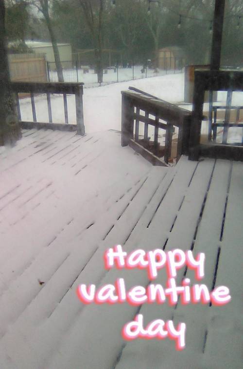 Happy valentine day everyoneIt snowing where I live. ​