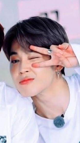 Hi Armys, do you know the name of the member in the photo?​