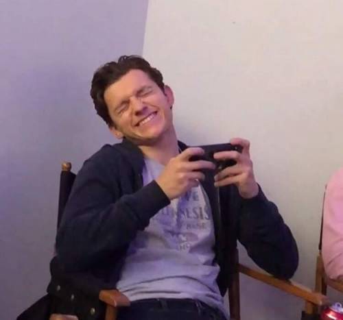 Here is one of the most cute smile of tom Holland ​